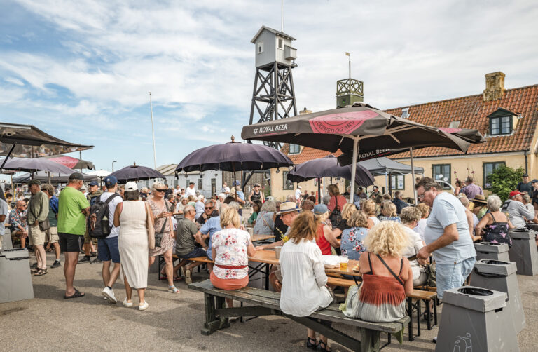 Weekendens gode vejr bliver brugt på at nyde Öresundsmarkedets gode tilbud. Foto: TorbenStender.